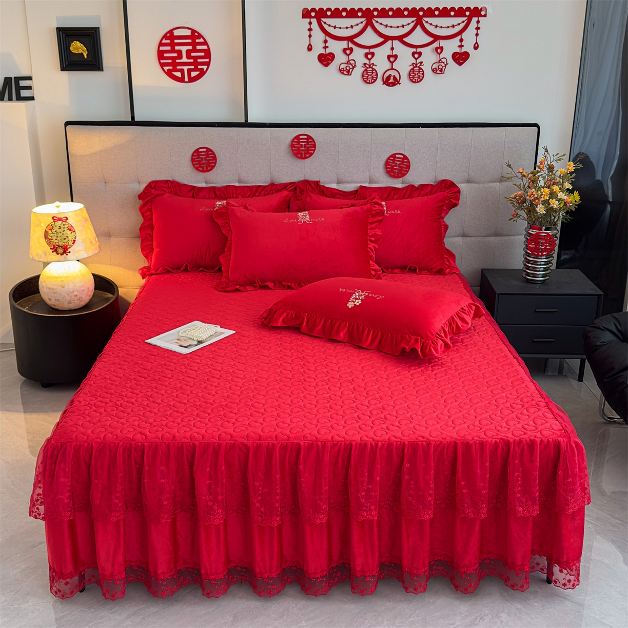 91家纺网 家纺一手货源 找家纺 恒爱家纺 2025新款A类宝宝绒艾薇床裙四件套套件系列 喜庆红