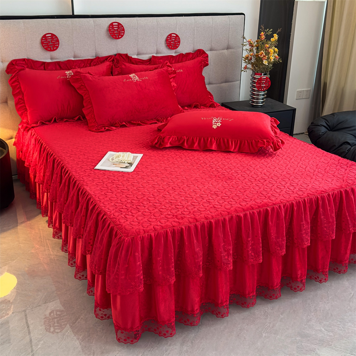 91家纺网 家纺一手货源 找家纺 恒爱家纺 2025新款A类宝宝绒艾薇床裙四件套套件系列 喜庆红