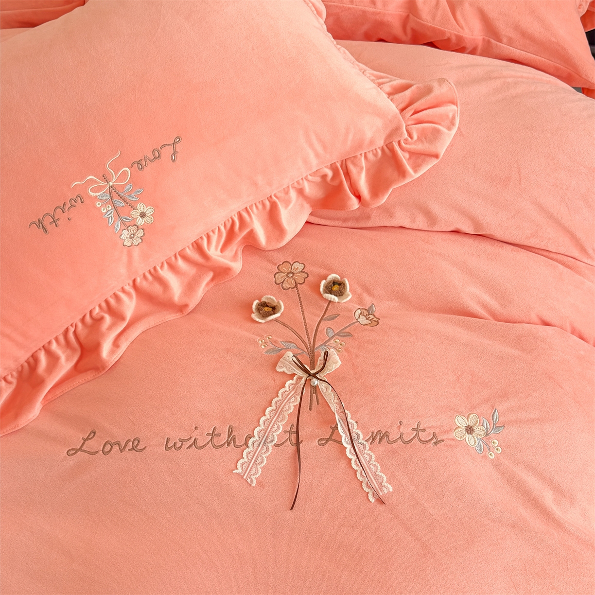 91家纺网 家纺一手货源 找家纺 恒爱家纺 2025新款A类宝宝绒艾薇床裙四件套套件系列 美人玉