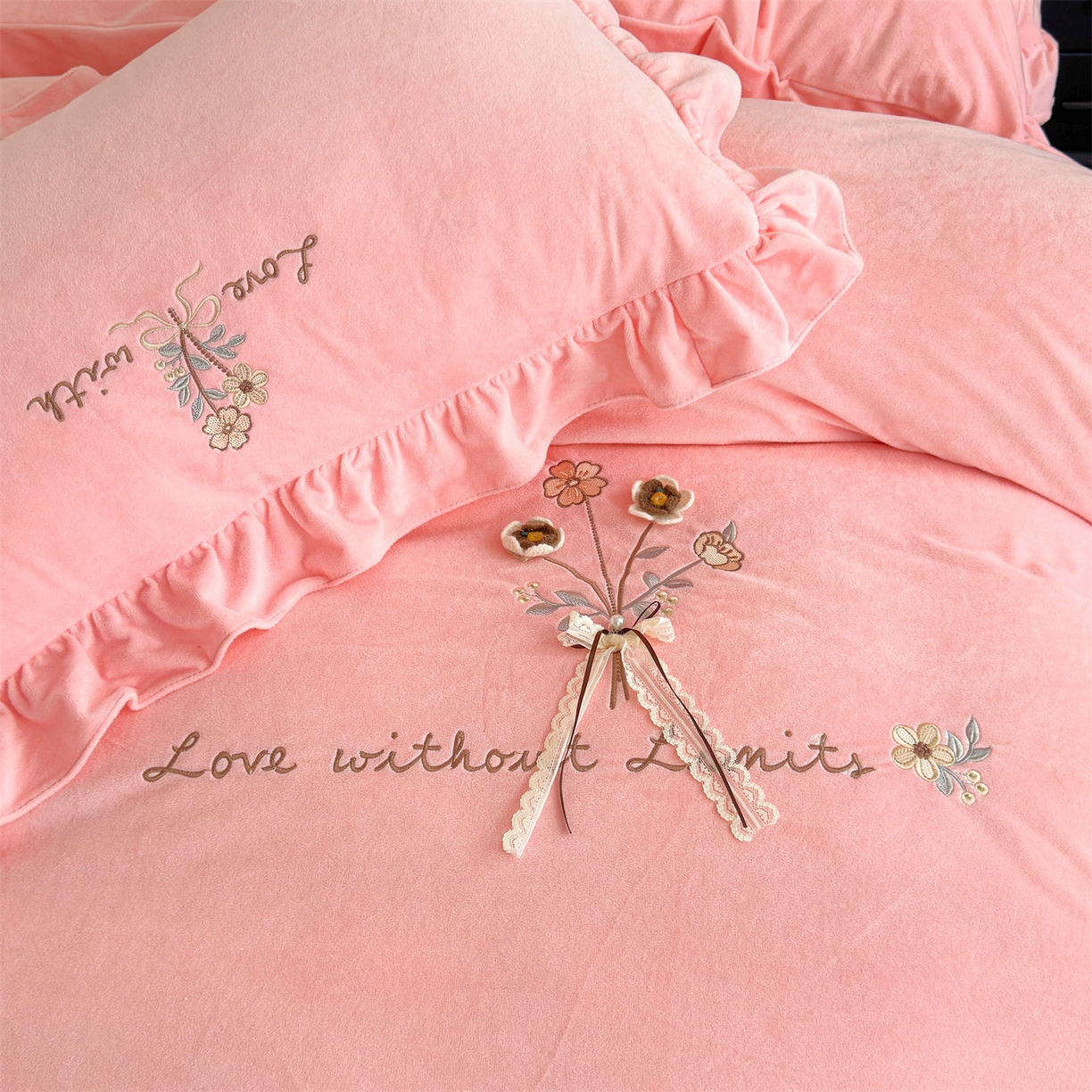 91家纺网 家纺一手货源 找家纺 恒爱家纺 2025新款A类宝宝绒艾薇床裙四件套套件系列 香妃粉