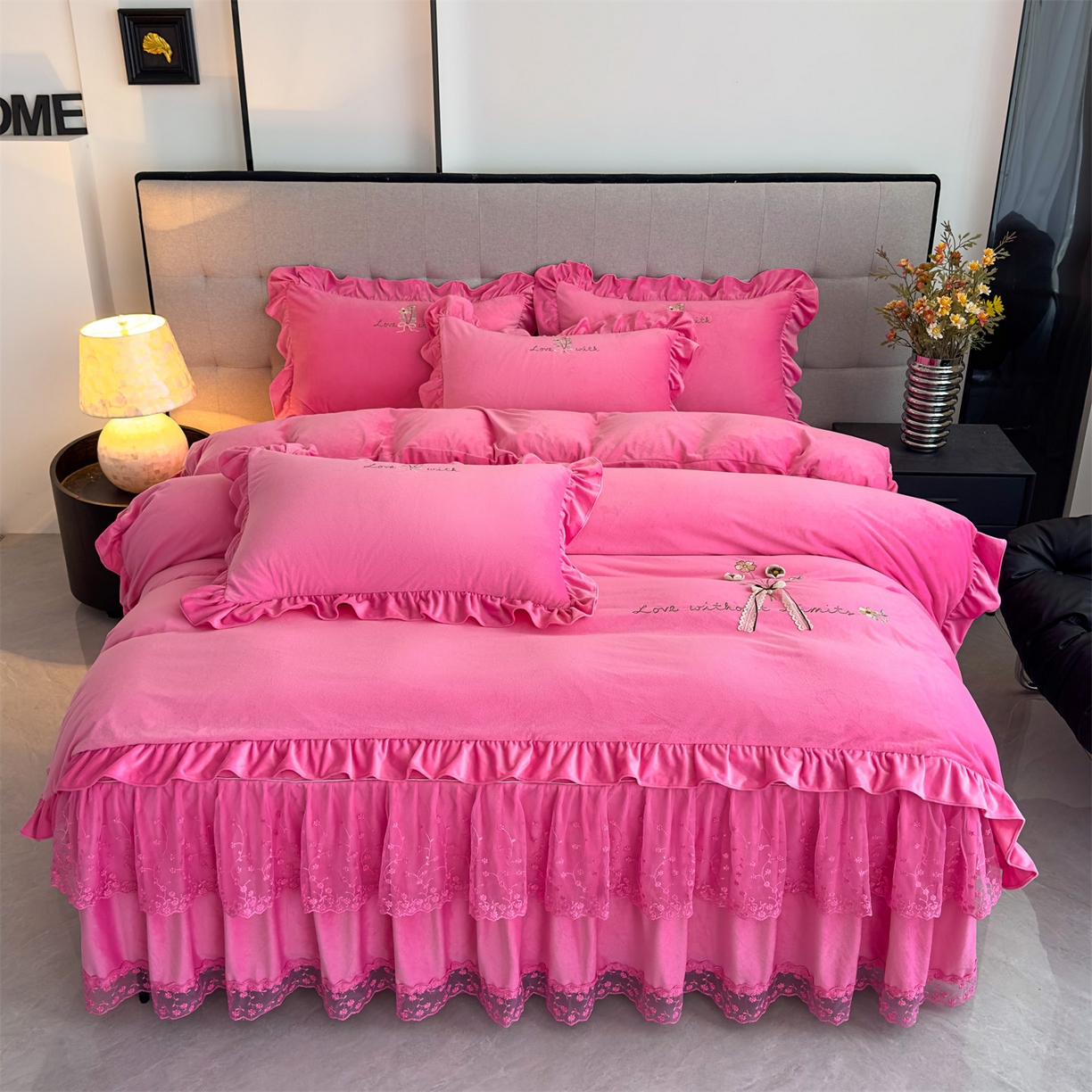 91家纺网 家纺一手货源 找家纺 恒爱家纺 2025新款A类宝宝绒艾薇床裙四件套套件系列 玫瑰红