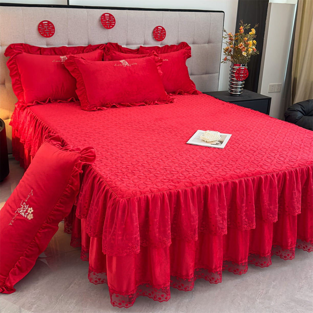 91家纺网 家纺一手货源 找家纺 恒爱家纺 2025新款A类宝宝绒艾薇床裙四件套套件系列 喜庆红