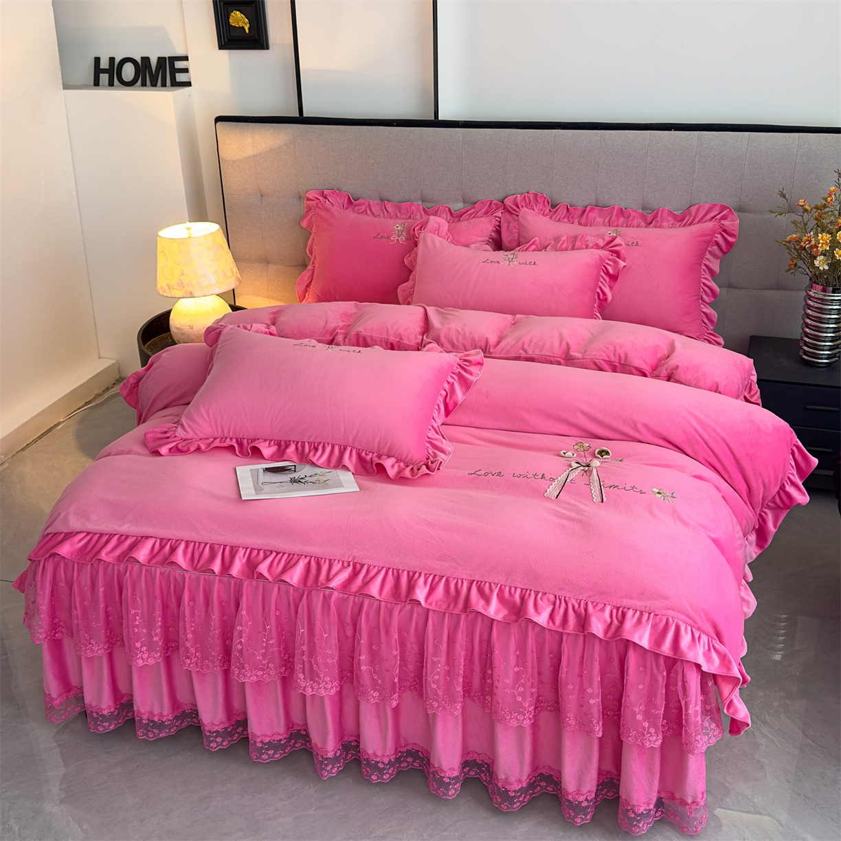 91家纺网 家纺一手货源 找家纺 恒爱家纺 2025新款A类宝宝绒艾薇床裙四件套套件系列 玫瑰红