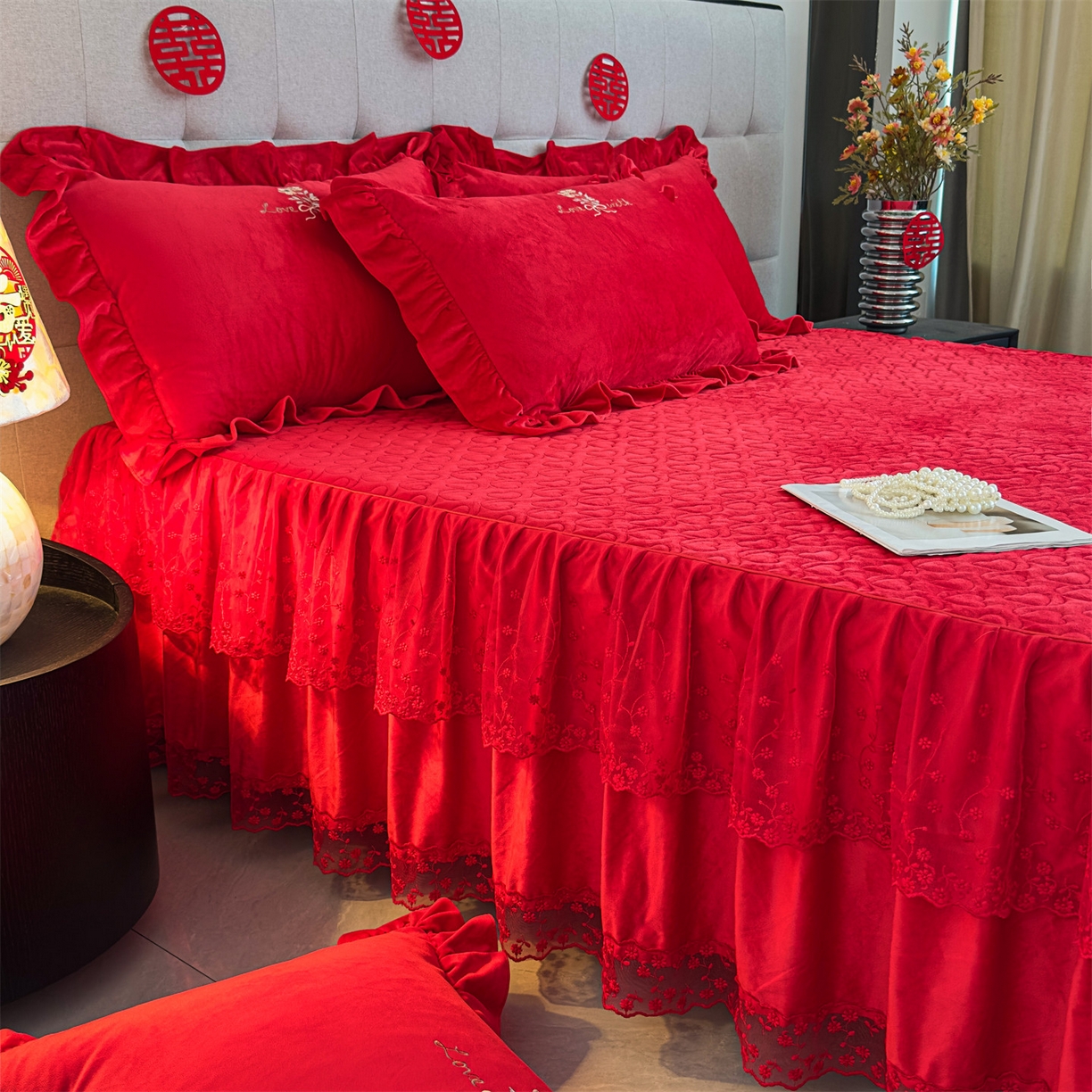 91家纺网 家纺一手货源 找家纺 恒爱家纺 2025新款A类宝宝绒艾薇床裙四件套套件系列 喜庆红