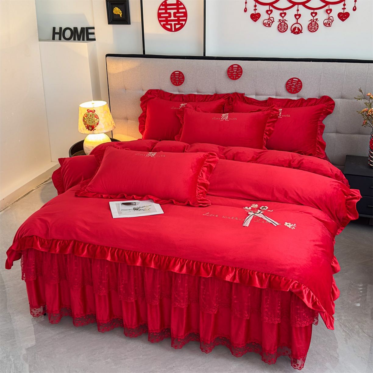 91家纺网 家纺一手货源 找家纺 恒爱家纺 2025新款A类宝宝绒艾薇床裙四件套套件系列 喜庆红