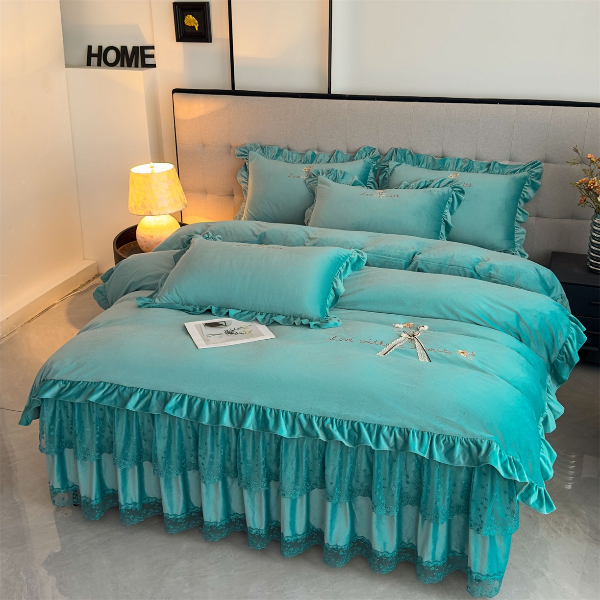 91家纺网 家纺一手货源 找家纺 恒爱家纺 2025新款A类宝宝绒艾薇床裙四件套套件系列 浅灰蓝