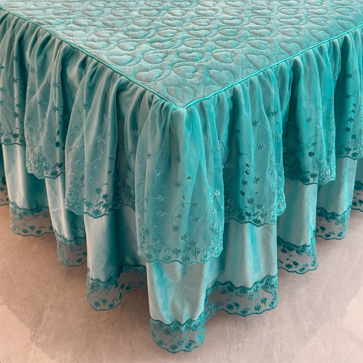 91家纺网 家纺一手货源 找家纺 恒爱家纺 2025新款A类宝宝绒艾薇床裙四件套套件系列 浅灰蓝