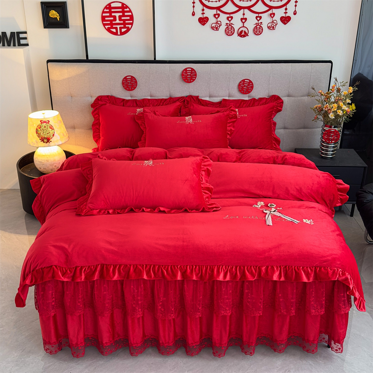 91家纺网 家纺一手货源 找家纺 恒爱家纺 2025新款A类宝宝绒艾薇床裙四件套套件系列 喜庆红