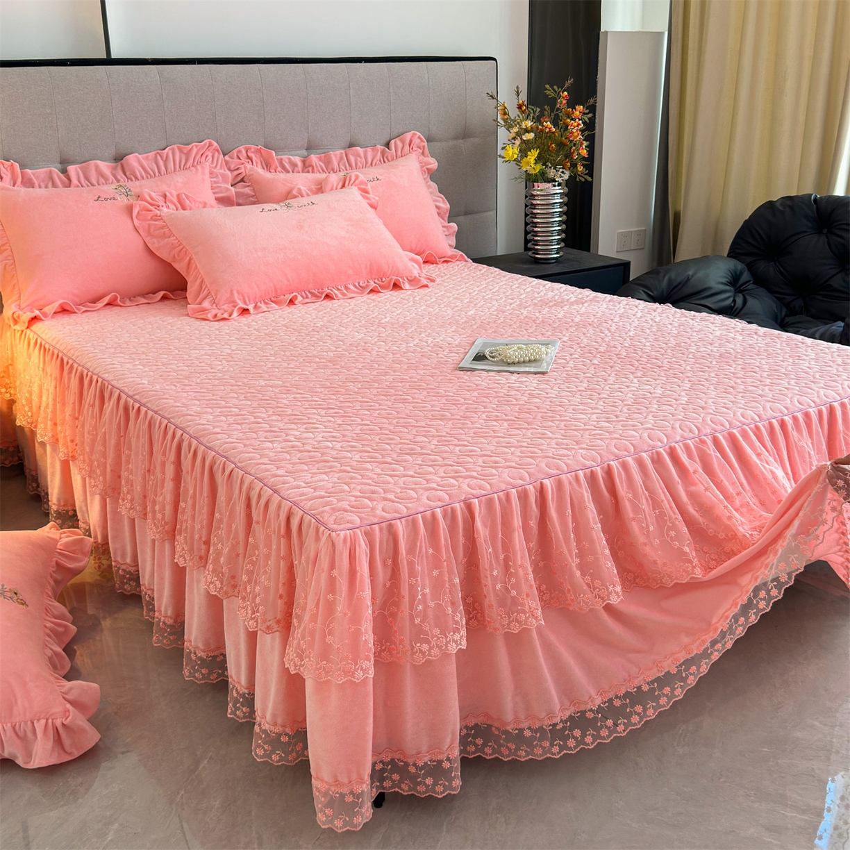 91家纺网 家纺一手货源 找家纺 恒爱家纺 2025新款A类宝宝绒艾薇床裙四件套套件系列 香妃粉