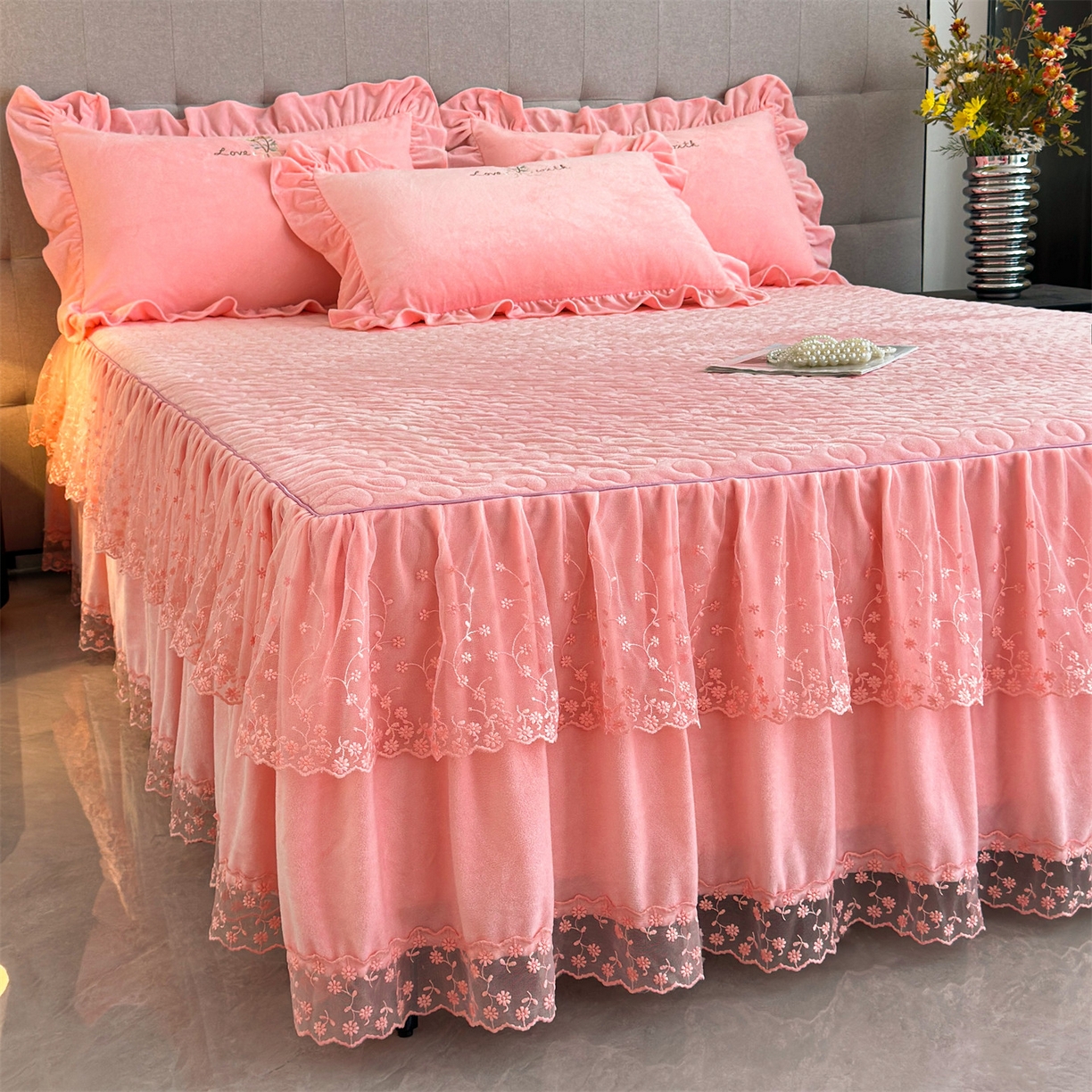 91家纺网 家纺一手货源 找家纺 恒爱家纺 2025新款A类宝宝绒艾薇床裙四件套套件系列 香妃粉