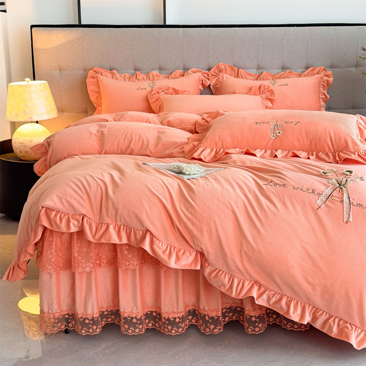 91家纺网 家纺一手货源 找家纺 恒爱家纺 2025新款A类宝宝绒艾薇床裙四件套套件系列 美人玉