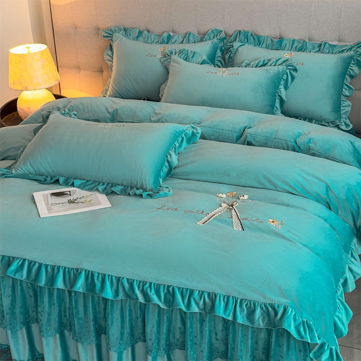 恒爱家纺 2025新款A类宝宝绒艾薇床裙四件套套件系列 浅灰蓝