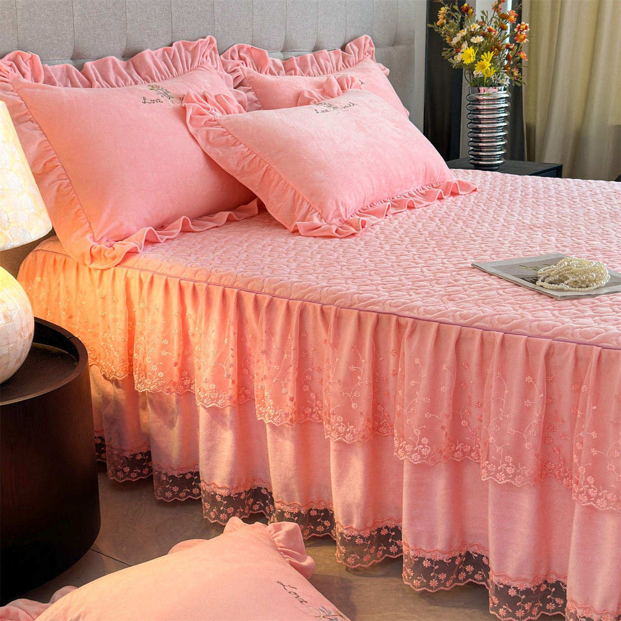 91家纺网 家纺一手货源 找家纺 恒爱家纺 2025新款A类宝宝绒艾薇床裙四件套套件系列 香妃粉