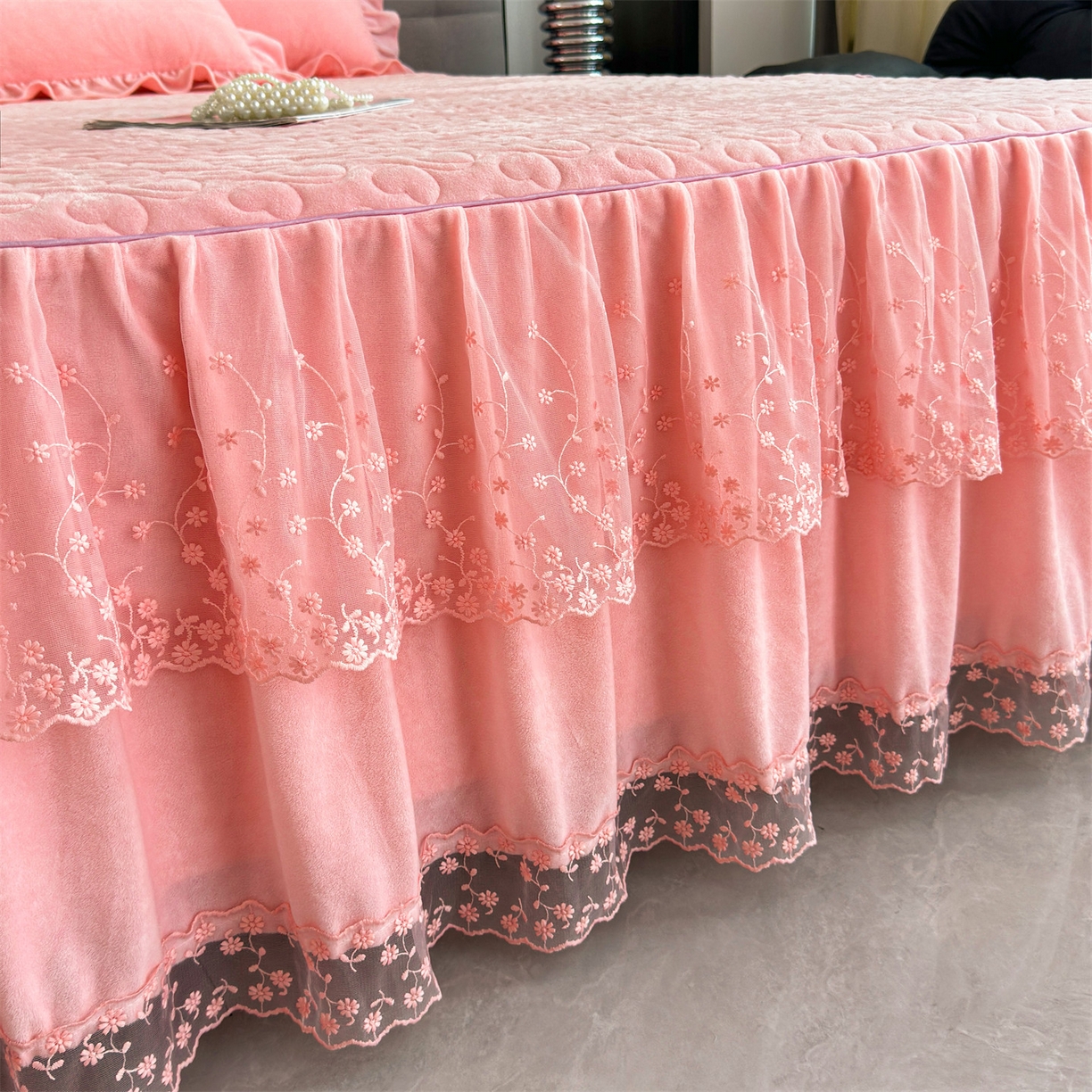 91家纺网 家纺一手货源 找家纺 恒爱家纺 2025新款A类宝宝绒艾薇床裙四件套套件系列 香妃粉