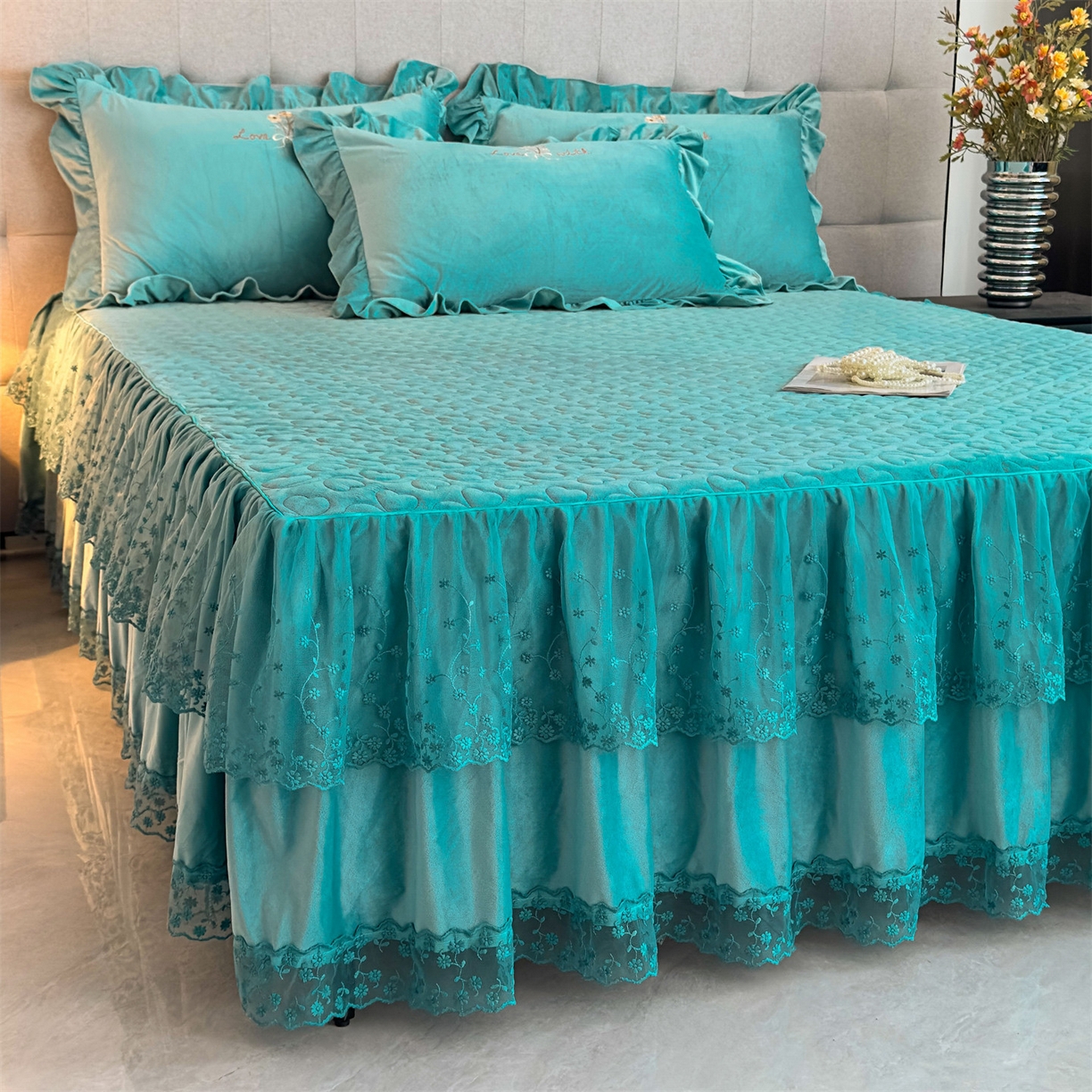 91家纺网 家纺一手货源 找家纺 恒爱家纺 2025新款A类宝宝绒艾薇床裙四件套套件系列 浅灰蓝