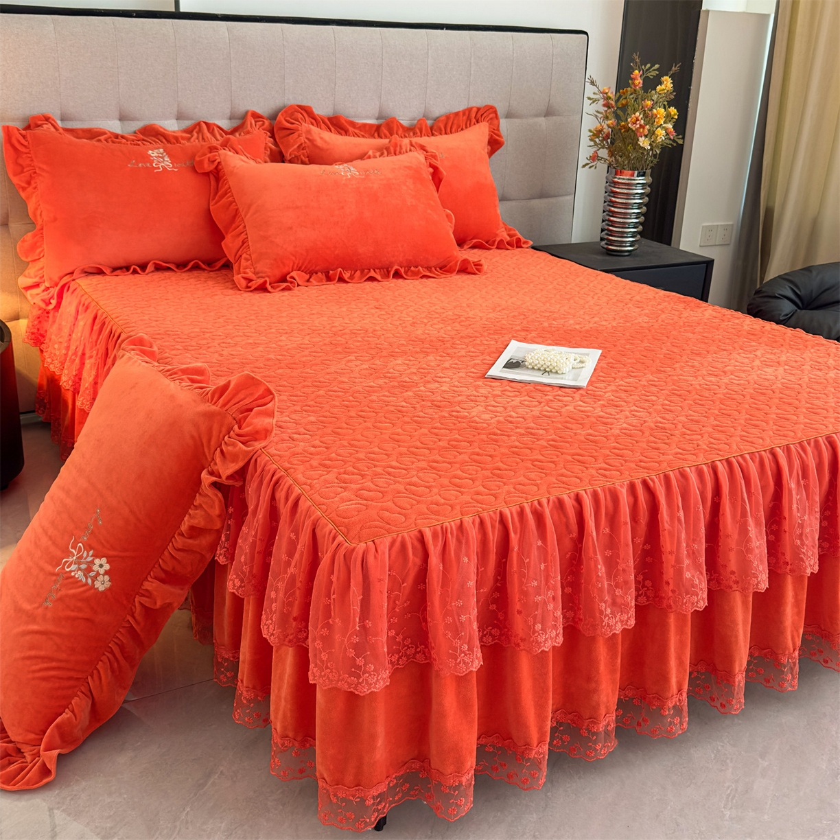 91家纺网 家纺一手货源 找家纺 恒爱家纺 2025新款A类宝宝绒艾薇床裙四件套套件系列 爱玛橙