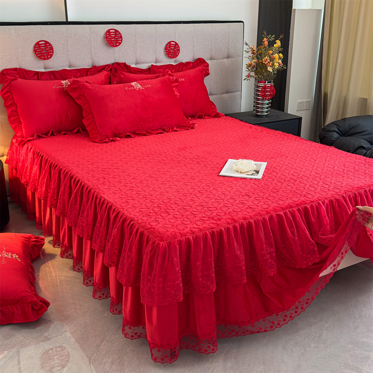 91家纺网 家纺一手货源 找家纺 恒爱家纺 2025新款A类宝宝绒艾薇床裙四件套套件系列 喜庆红