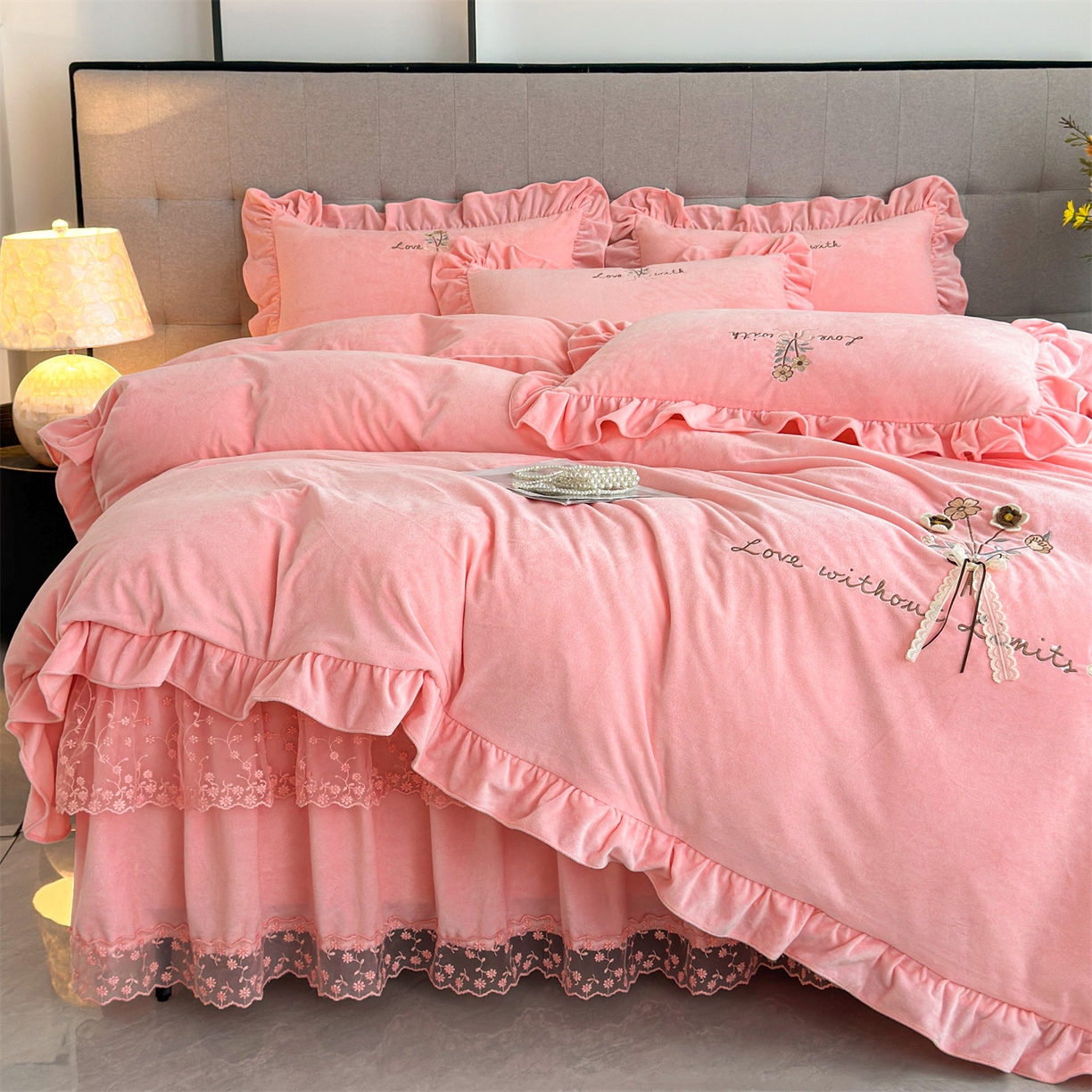 91家纺网 家纺一手货源 找家纺 恒爱家纺 2025新款A类宝宝绒艾薇床裙四件套套件系列 香妃粉