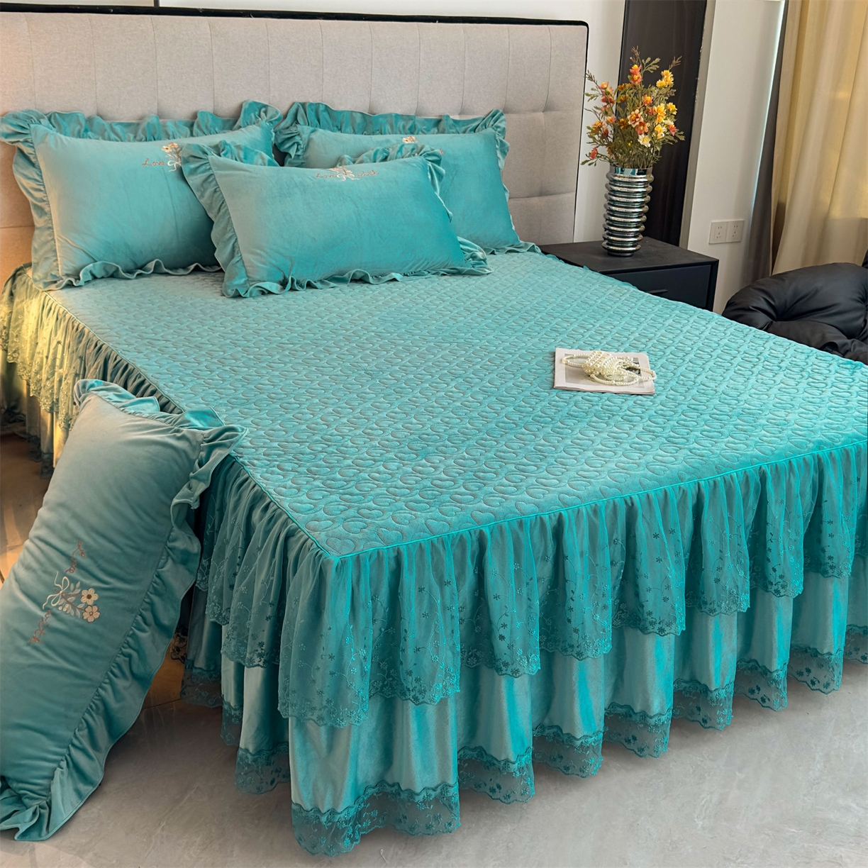 91家纺网 家纺一手货源 找家纺 恒爱家纺 2025新款A类宝宝绒艾薇床裙四件套套件系列 浅灰蓝