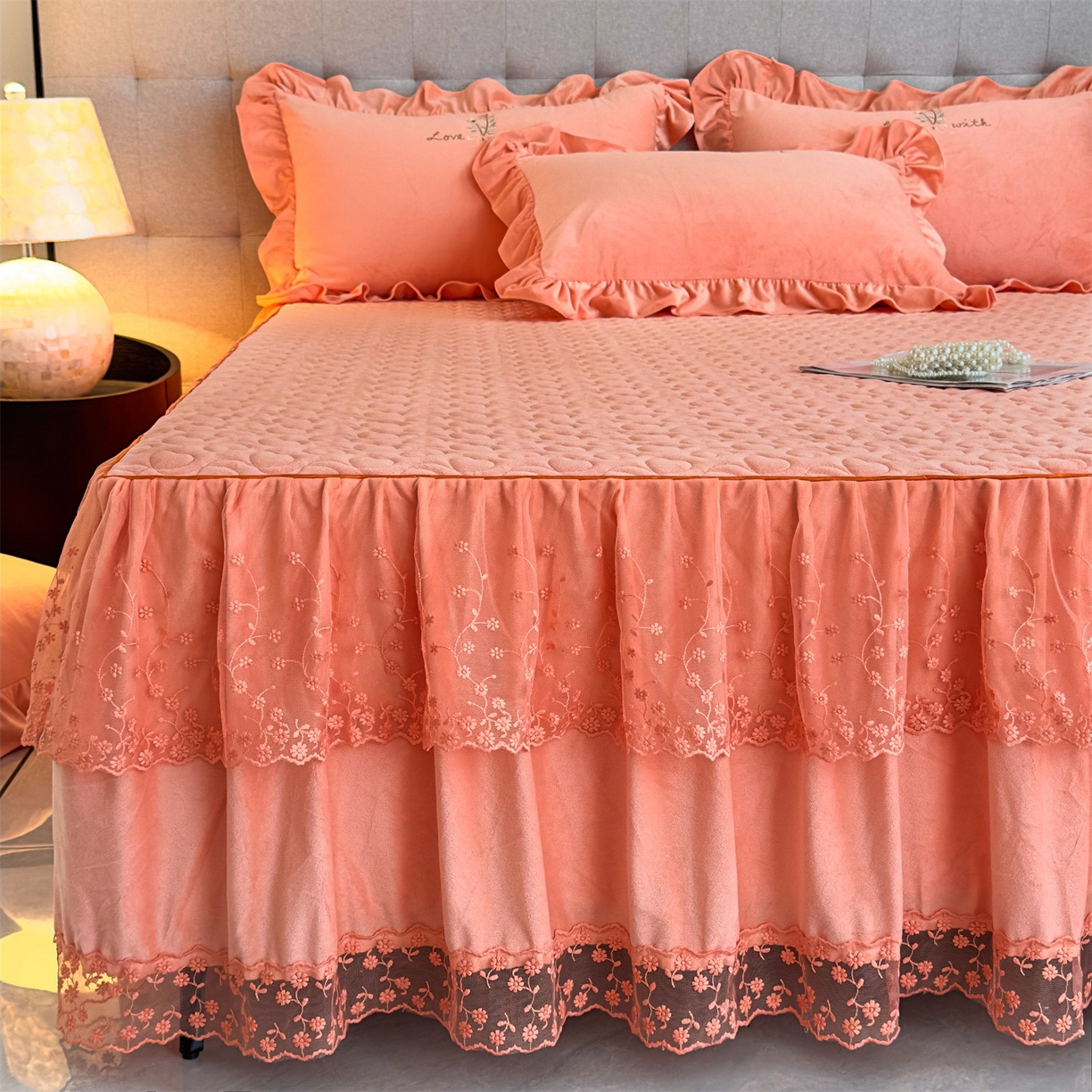 91家纺网 家纺一手货源 找家纺 恒爱家纺 2025新款A类宝宝绒艾薇床裙四件套套件系列 美人玉