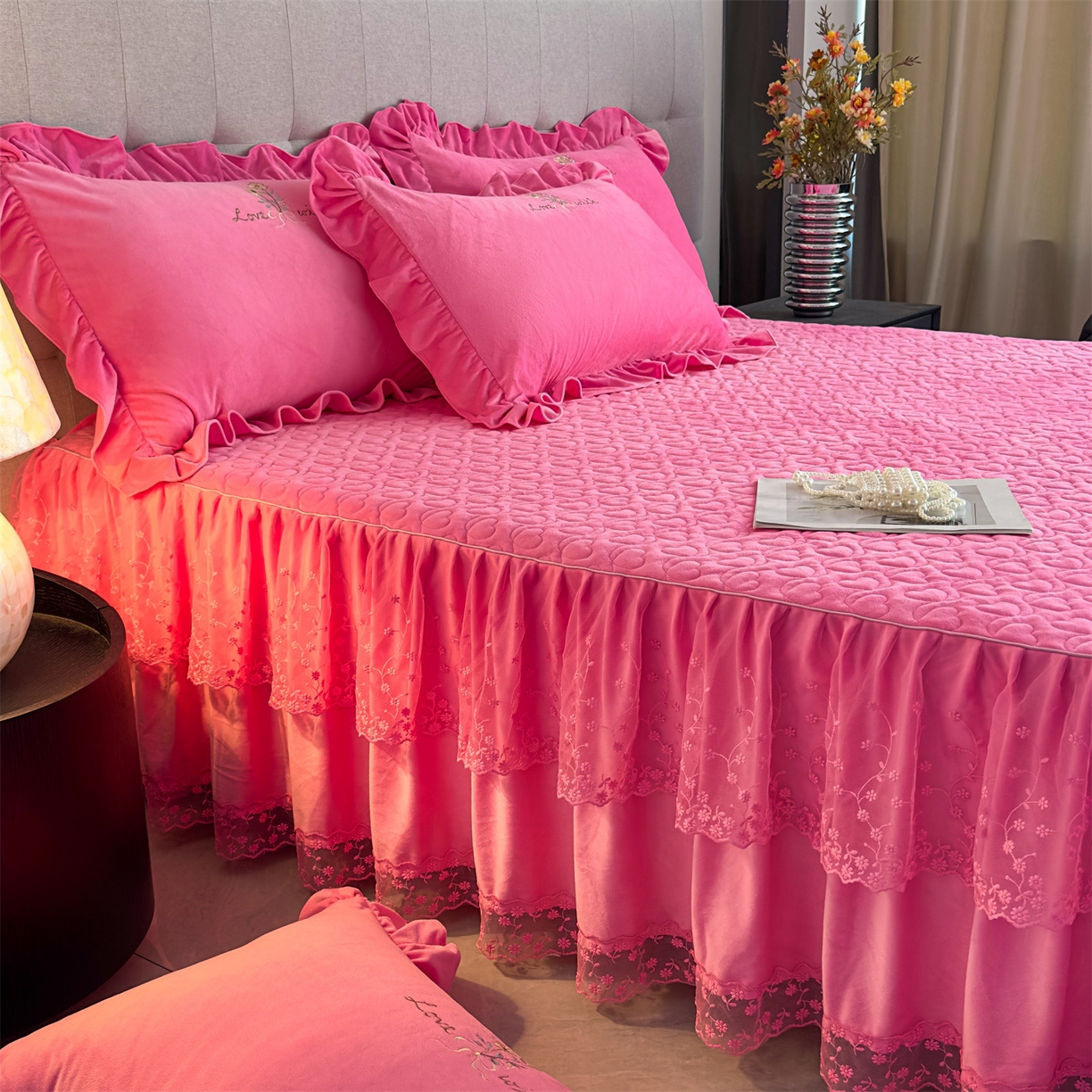 91家纺网 家纺一手货源 找家纺 恒爱家纺 2025新款A类宝宝绒艾薇床裙四件套套件系列 玫瑰红
