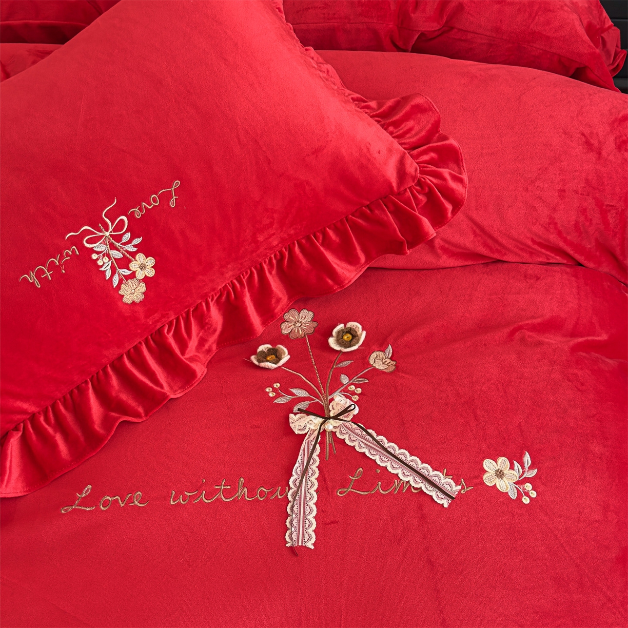 91家纺网 家纺一手货源 找家纺 恒爱家纺 2025新款A类宝宝绒艾薇床裙四件套套件系列 喜庆红