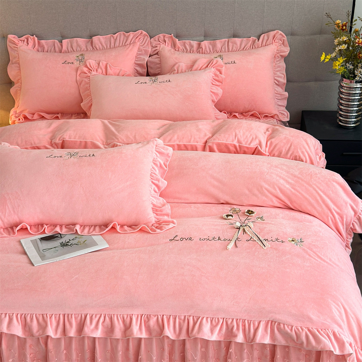 91家纺网 家纺一手货源 找家纺 恒爱家纺 2025新款A类宝宝绒艾薇床裙四件套套件系列 香妃粉