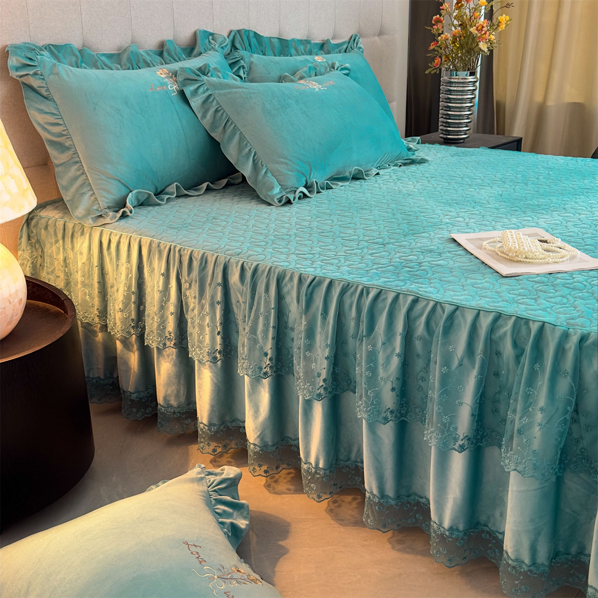 91家纺网 家纺一手货源 找家纺 恒爱家纺 2025新款A类宝宝绒艾薇床裙四件套套件系列 浅灰蓝