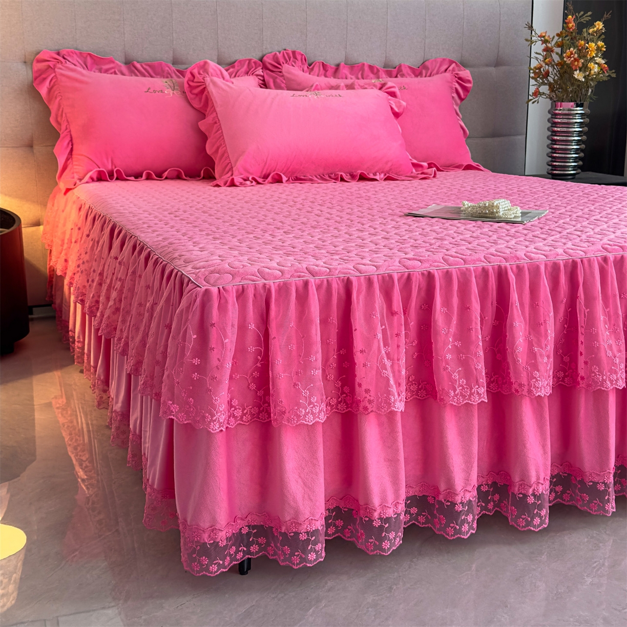 91家纺网 家纺一手货源 找家纺 恒爱家纺 2025新款A类宝宝绒艾薇床裙四件套套件系列 玫瑰红