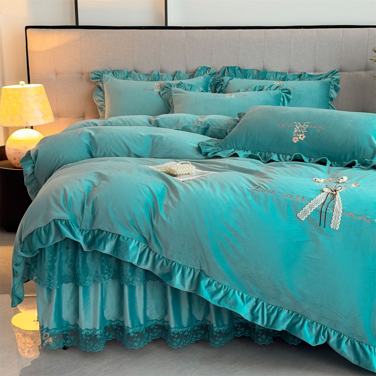 91家纺网 家纺一手货源 找家纺 恒爱家纺 2025新款A类宝宝绒艾薇床裙四件套套件系列 浅灰蓝