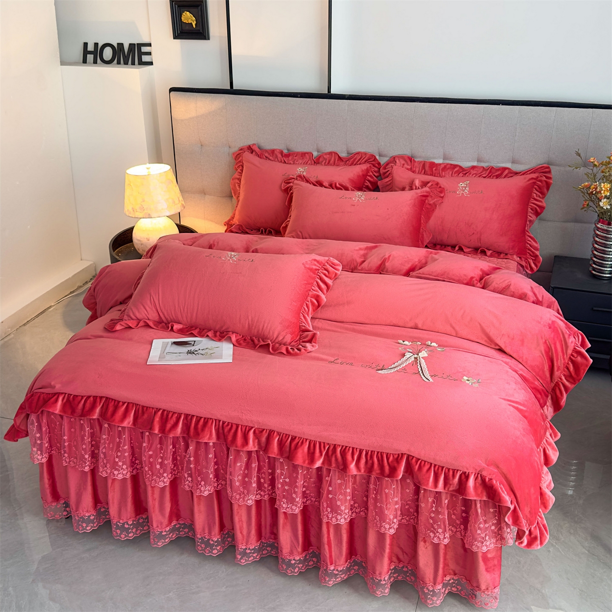 91家纺网 家纺一手货源 找家纺 恒爱家纺 2025新款A类宝宝绒艾薇床裙四件套套件系列 豆沙色