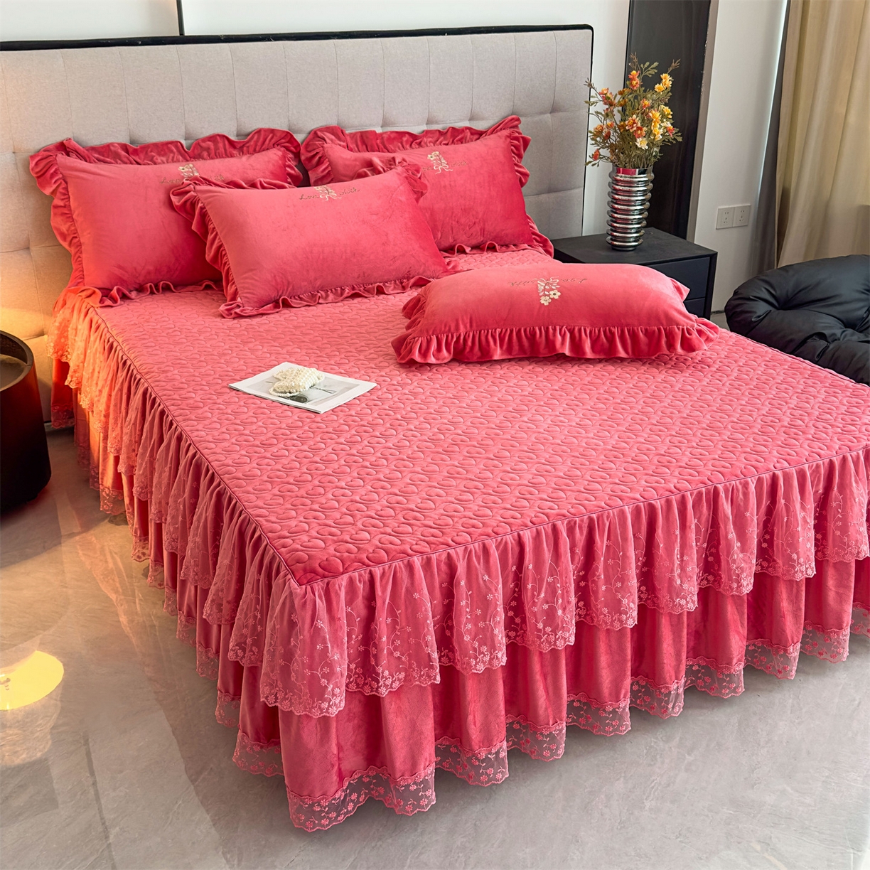 91家纺网 家纺一手货源 找家纺 恒爱家纺 2025新款A类宝宝绒艾薇床裙四件套套件系列 豆沙色