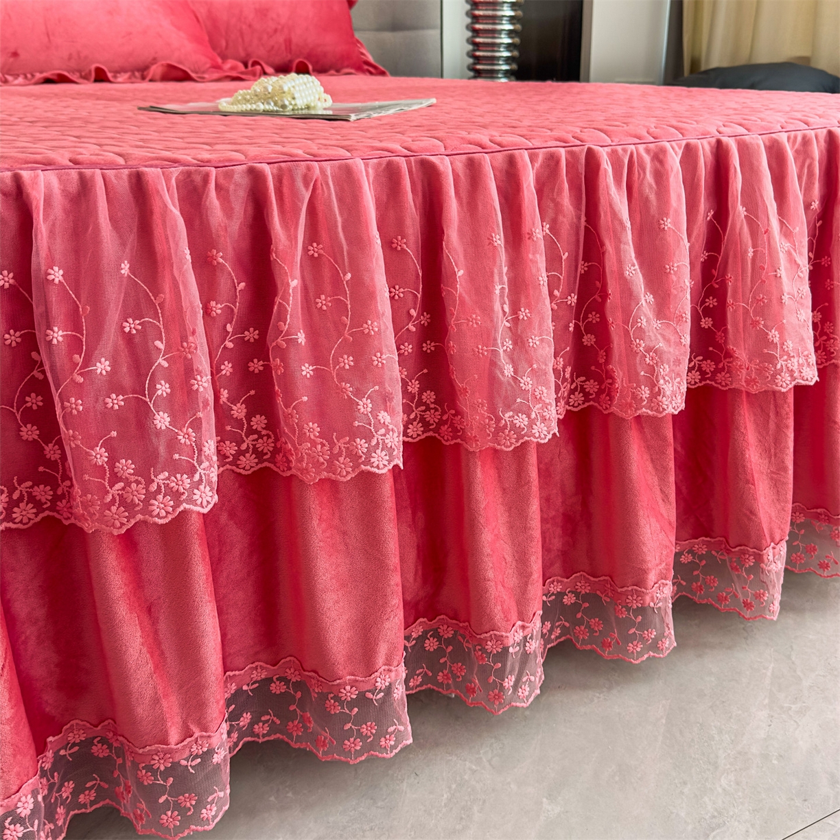 91家纺网 家纺一手货源 找家纺 恒爱家纺 2025新款A类宝宝绒艾薇床裙四件套套件系列 豆沙色