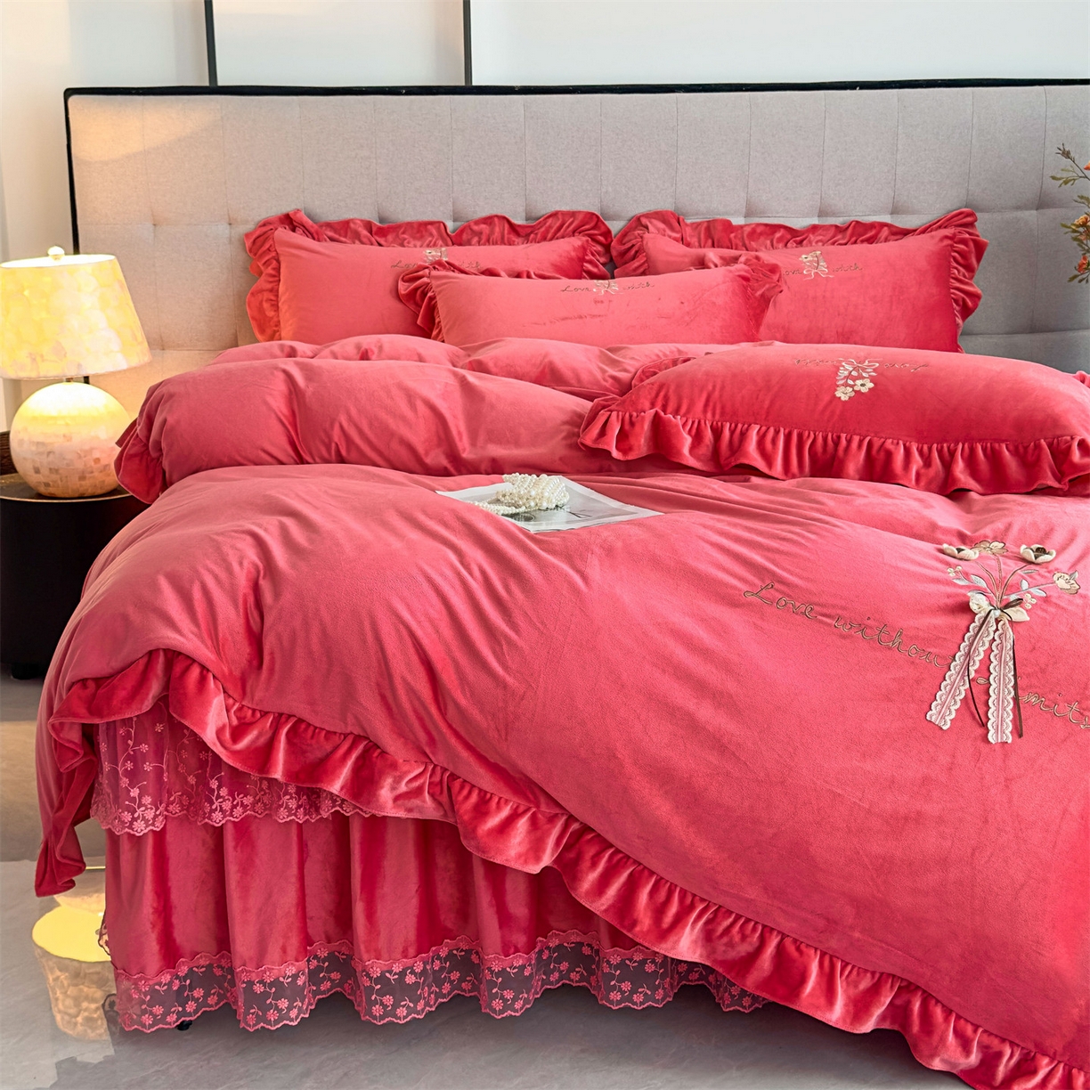 91家纺网 家纺一手货源 找家纺 恒爱家纺 2025新款A类宝宝绒艾薇床裙四件套套件系列 豆沙色