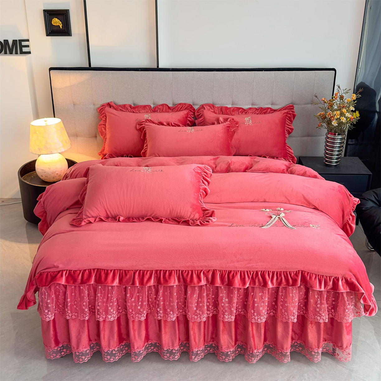 91家纺网 家纺一手货源 找家纺 恒爱家纺 2025新款A类宝宝绒艾薇床裙四件套套件系列 豆沙色