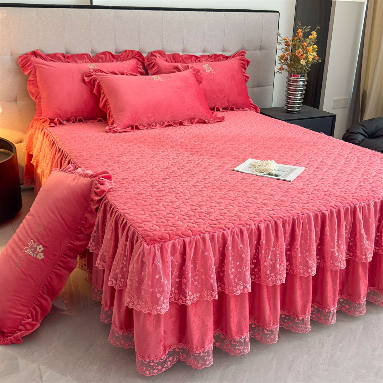 91家纺网 家纺一手货源 找家纺 恒爱家纺 2025新款A类宝宝绒艾薇床裙四件套套件系列 豆沙色