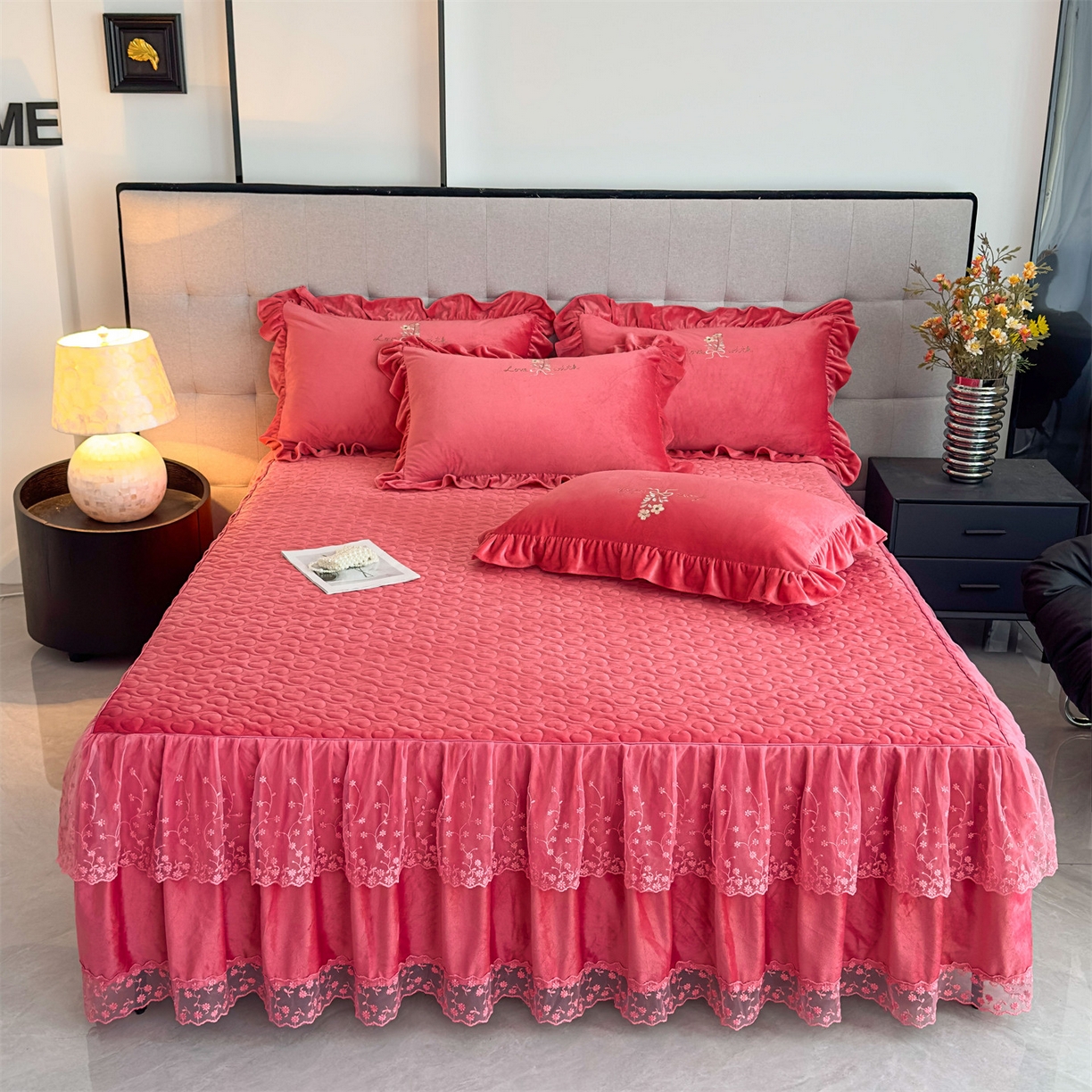 91家纺网 家纺一手货源 找家纺 恒爱家纺 2025新款A类宝宝绒艾薇床裙四件套套件系列 豆沙色