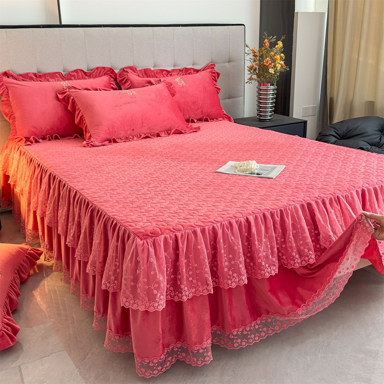 91家纺网 家纺一手货源 找家纺 恒爱家纺 2025新款A类宝宝绒艾薇床裙四件套套件系列 豆沙色