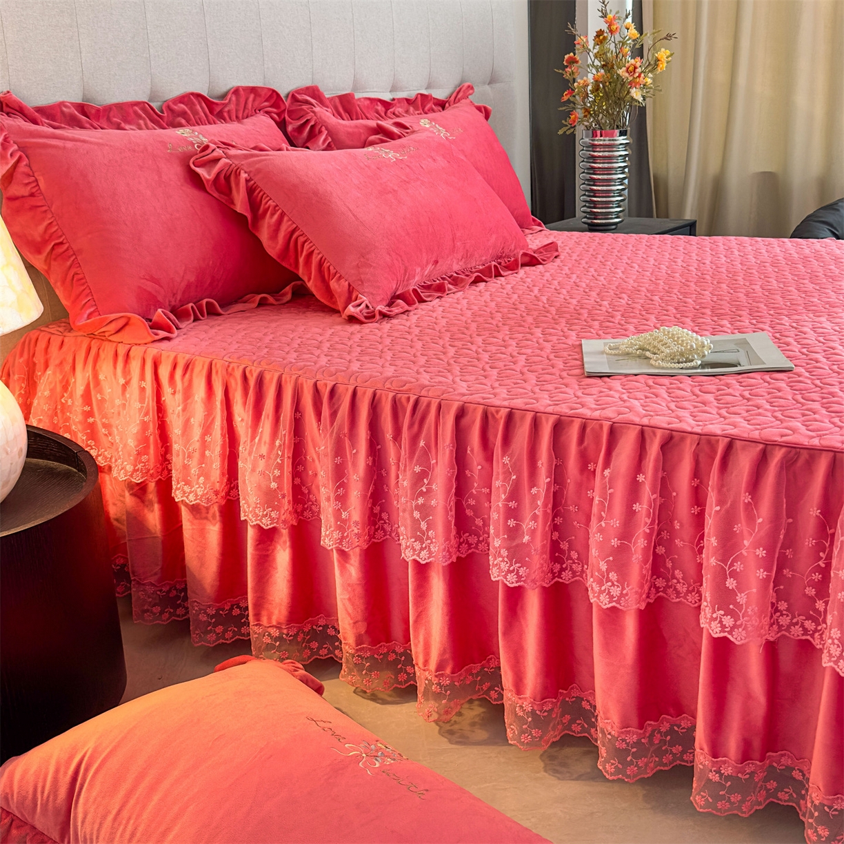 91家纺网 家纺一手货源 找家纺 恒爱家纺 2025新款A类宝宝绒艾薇床裙四件套套件系列 豆沙色