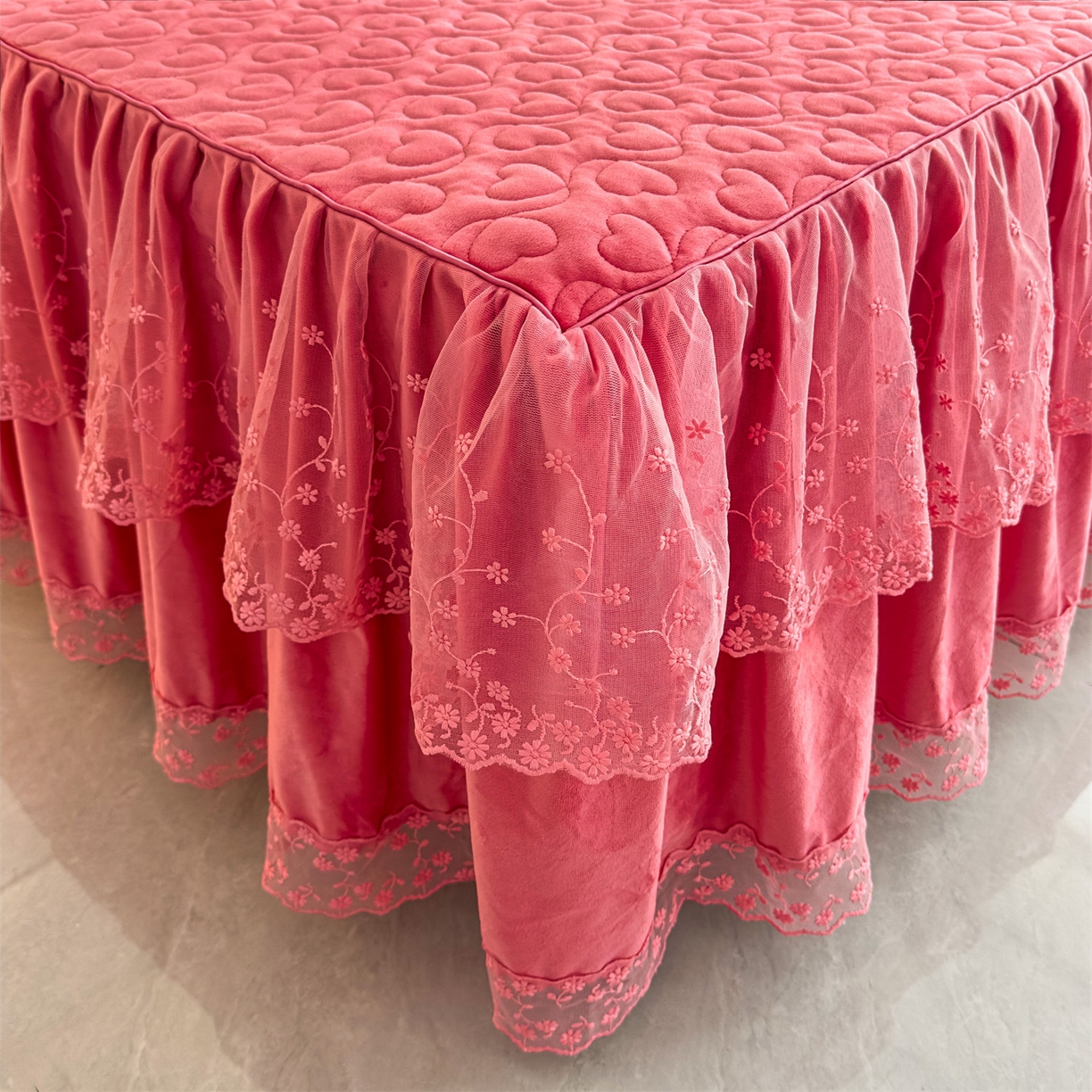 91家纺网 家纺一手货源 找家纺 恒爱家纺 2025新款A类宝宝绒艾薇床裙四件套套件系列 豆沙色