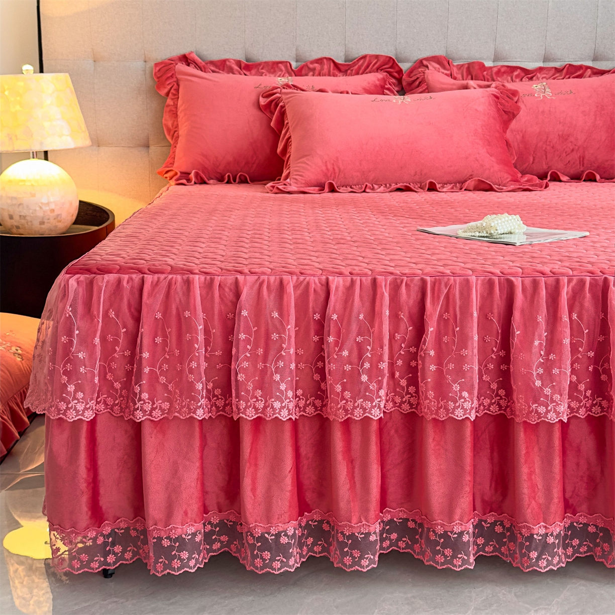 91家纺网 家纺一手货源 找家纺 恒爱家纺 2025新款A类宝宝绒艾薇床裙四件套套件系列 豆沙色