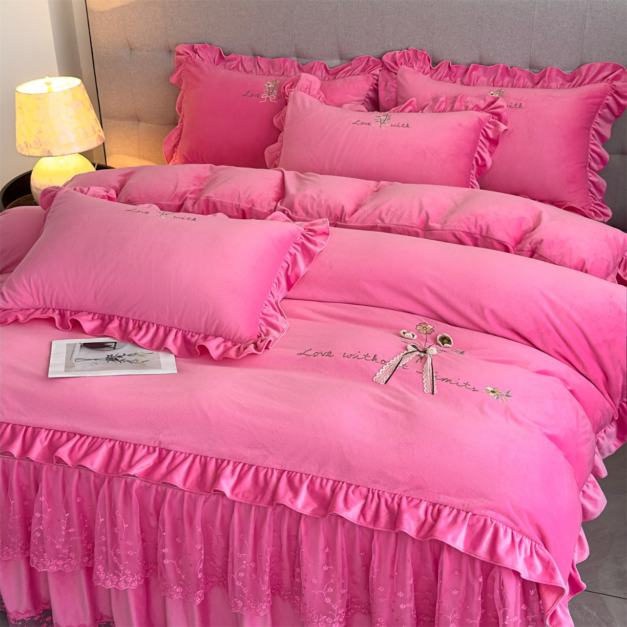 91家纺网 家纺一手货源 找家纺 （总）恒爱家纺 2025新款A类宝宝绒艾薇床裙四件套套件系列