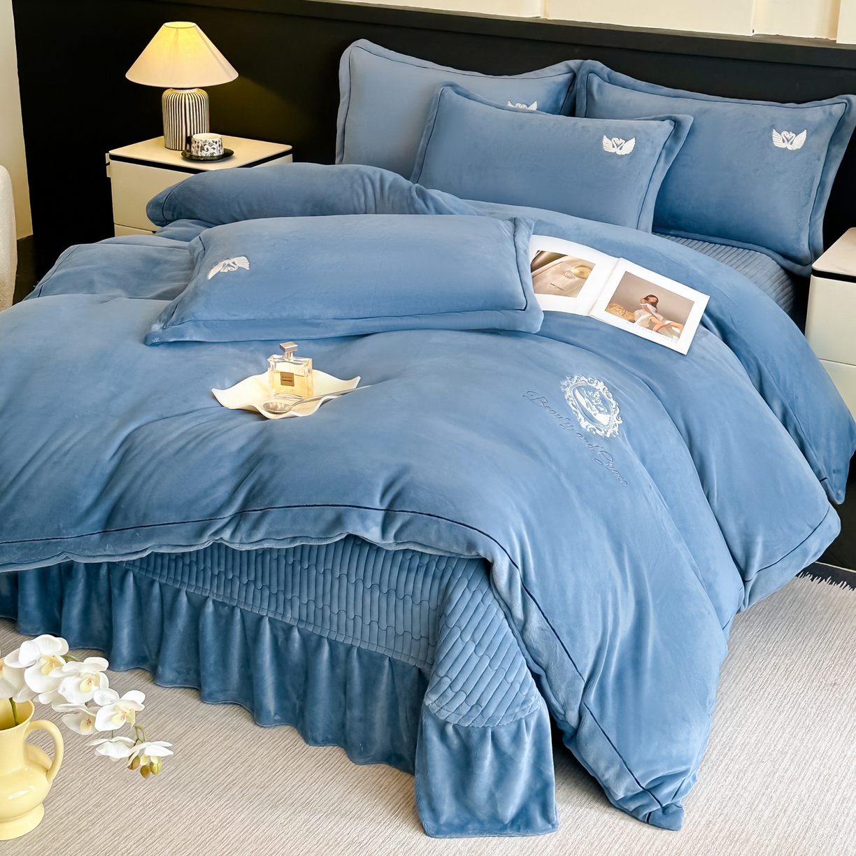 91家纺网 家纺一手货源 找家纺 （总）富米莱（原臻工厂） 2025新款高克重高端刺绣牛奶绒天鹅之恋床盖床单四件套