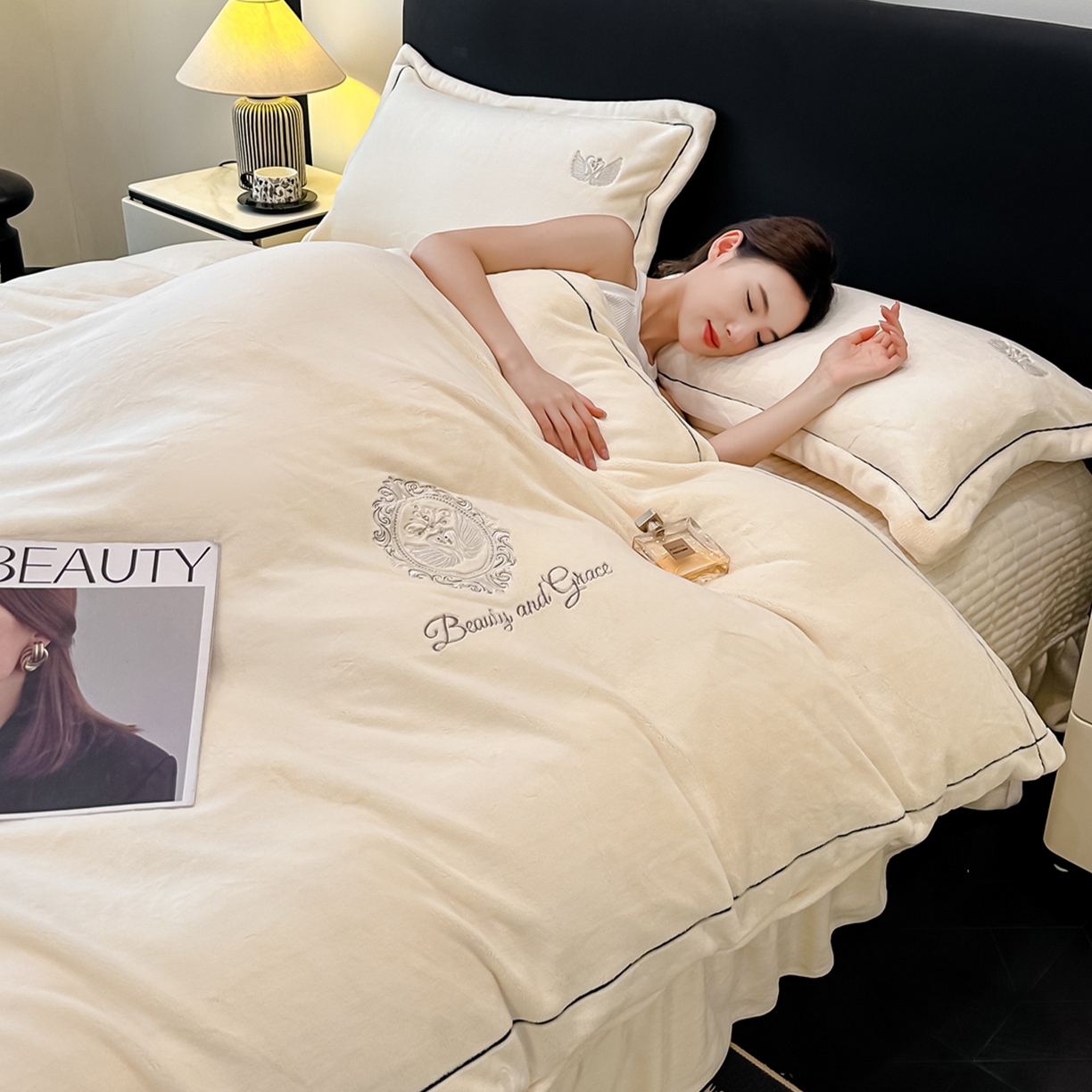 91家纺网 家纺一手货源 找家纺 富米莱（原臻工厂） 2025新款高克重高端刺绣牛奶绒天鹅之恋床盖床单四件套 绒天鹅之恋-奶昔白