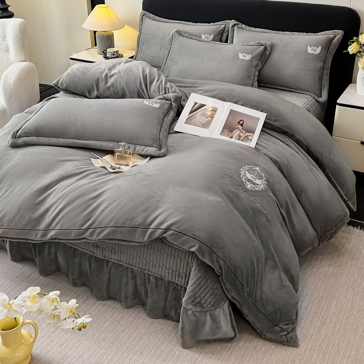 91家纺网 家纺一手货源 找家纺 富米莱（原臻工厂） 2025新款高克重高端刺绣牛奶绒天鹅之恋床盖床单四件套 绒天鹅之恋-经典灰