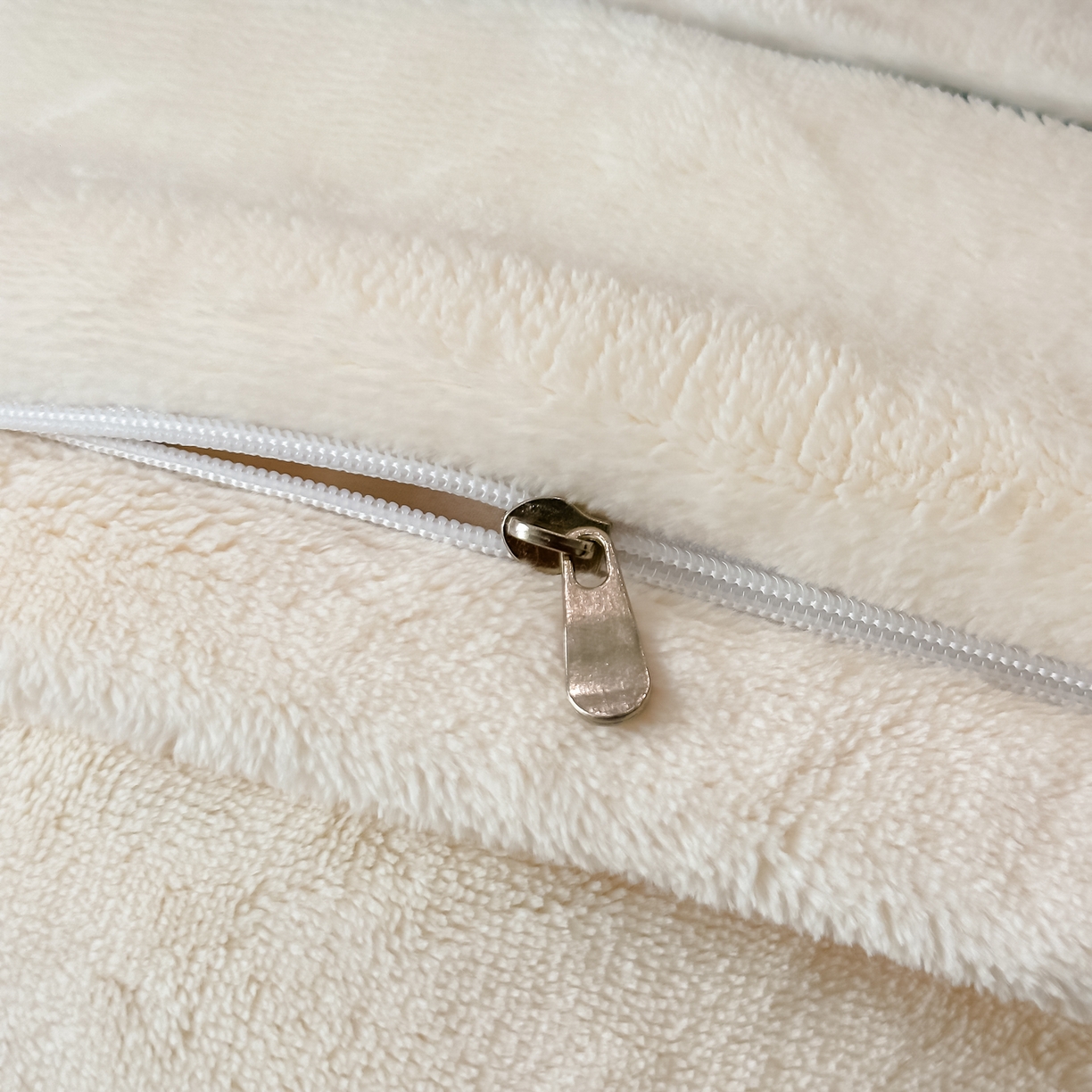 91家纺网 家纺一手货源 找家纺 富米莱（原臻工厂） 2025新款高克重高端刺绣牛奶绒天鹅之恋床盖床单四件套 绒天鹅之恋-奶昔白