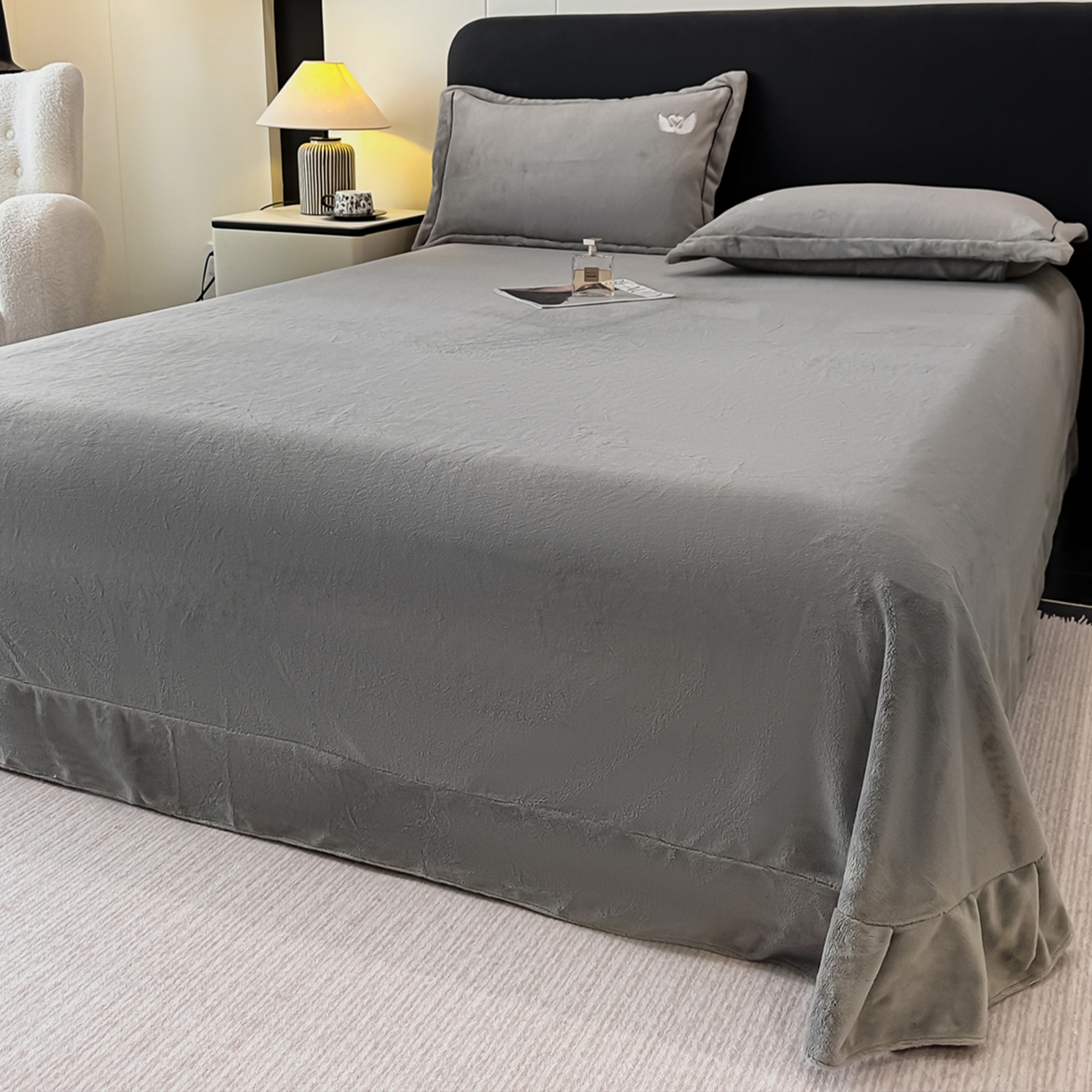 91家纺网 家纺一手货源 找家纺 富米莱（原臻工厂） 2025新款高克重高端刺绣牛奶绒天鹅之恋床盖床单四件套 绒天鹅之恋-经典灰