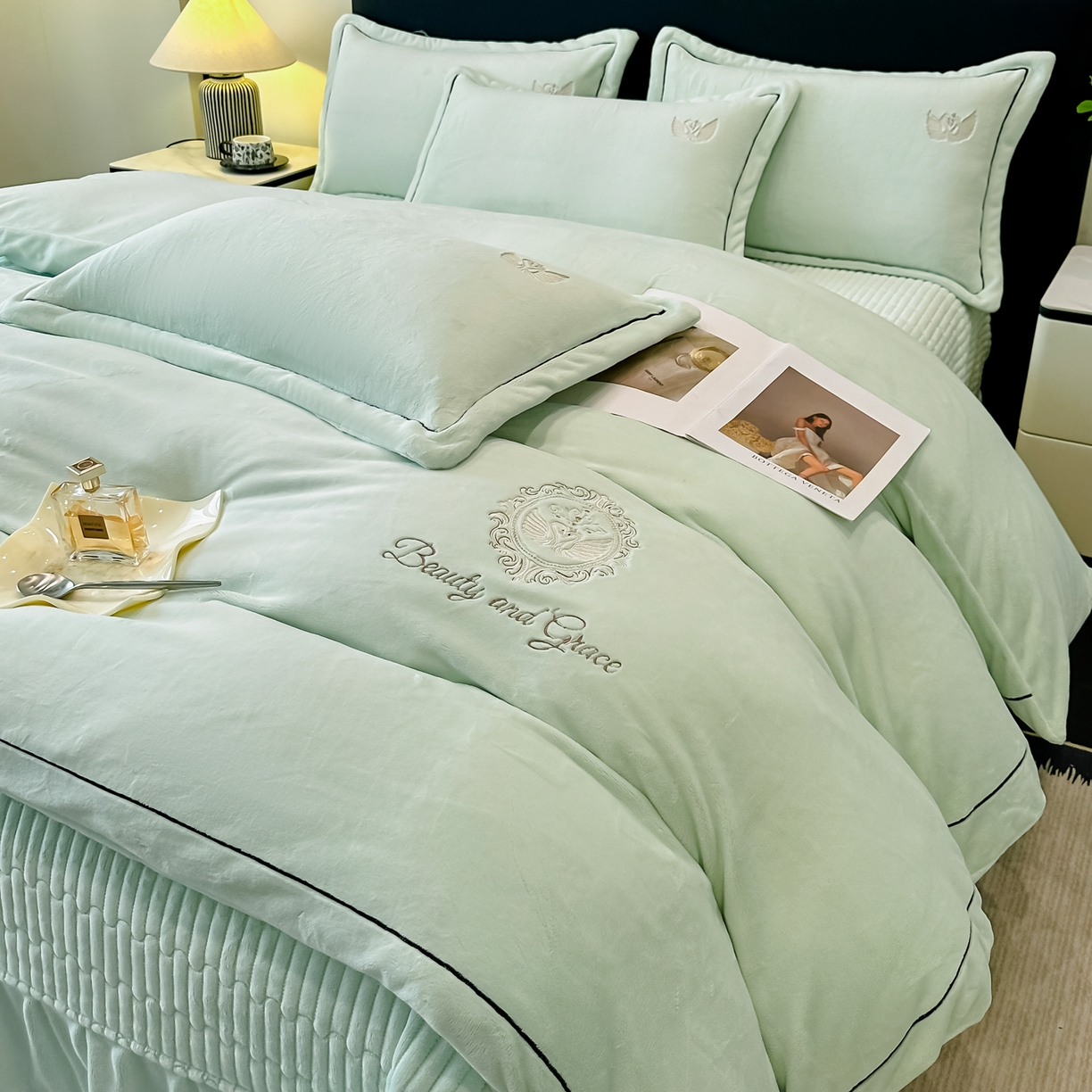 91家纺网 家纺一手货源 找家纺 富米莱（原臻工厂） 2025新款高克重高端刺绣牛奶绒天鹅之恋床盖床单四件套 绒天鹅之恋-柳绿