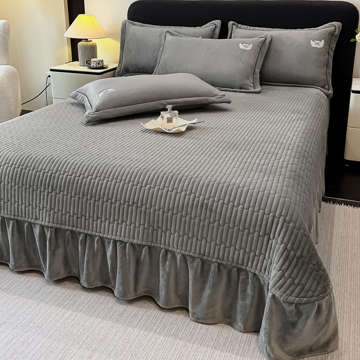 91家纺网 家纺一手货源 找家纺 富米莱（原臻工厂） 2025新款高克重高端刺绣牛奶绒天鹅之恋床盖床单四件套 绒天鹅之恋-经典灰