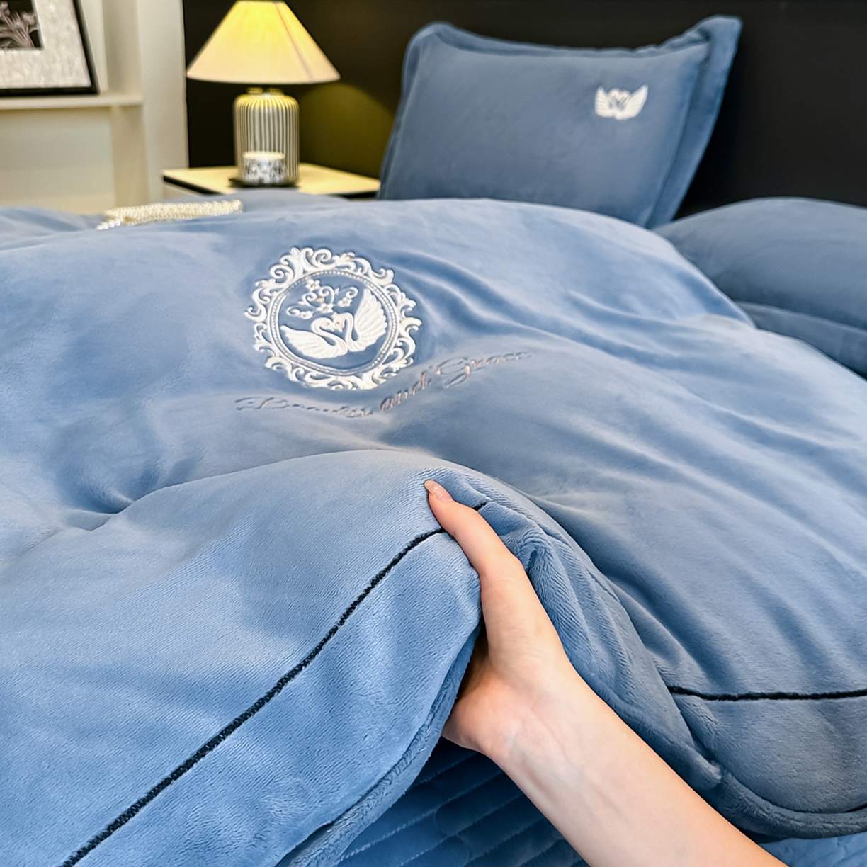 91家纺网 家纺一手货源 找家纺 （总）富米莱（原臻工厂） 2025新款高克重高端刺绣牛奶绒天鹅之恋床盖床单四件套